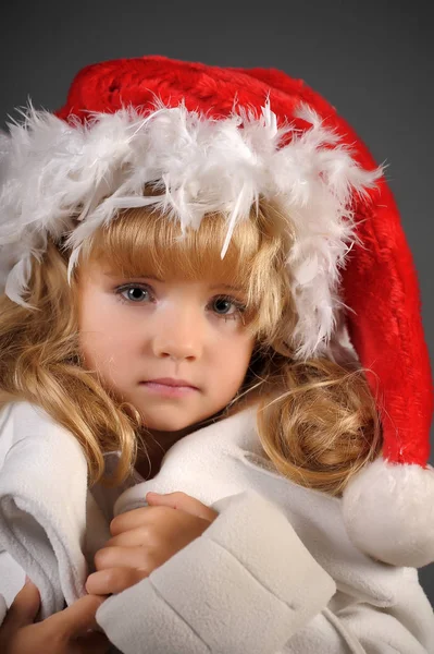 Retrato Menina Loira Chapéu Natal Com Penas Retrato — Fotografia de Stock