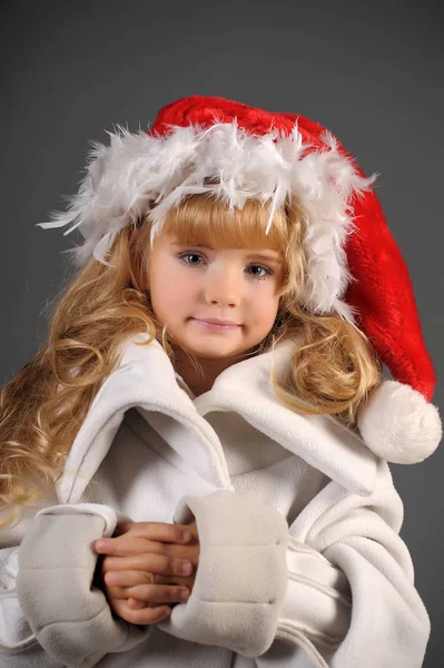 Retrato Menina Loira Chapéu Natal Com Penas Retrato — Fotografia de Stock