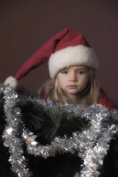 Niña Rubia Sombrero Navidad Con Guirnalda — Foto de Stock