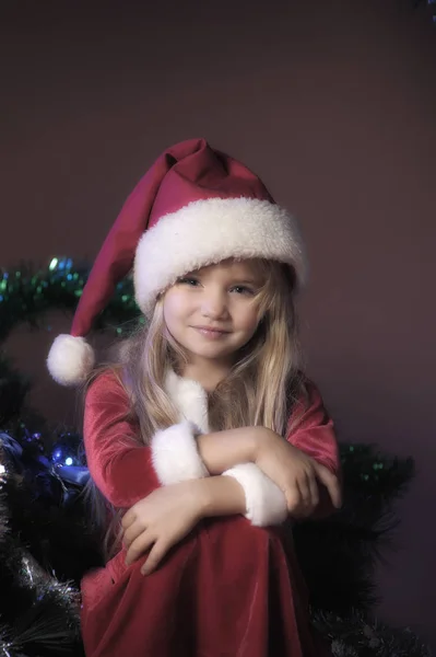 Petite Fille Blonde Dans Chapeau Noël Avec Guirlande — Photo