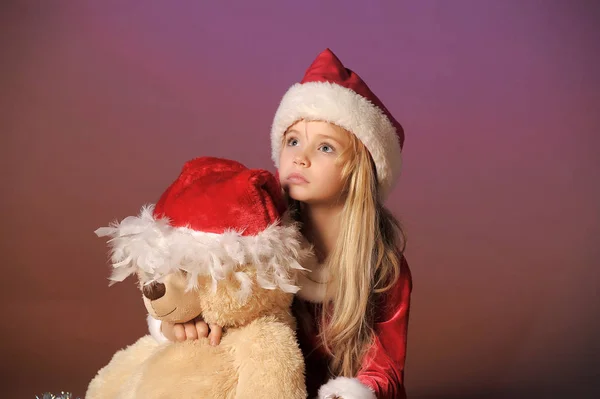 Πορτρέτο Του Όμορφη Ξανθιά Παιδί Ένα Καπέλο Χριστουγέννων — Φωτογραφία Αρχείου