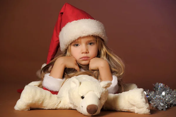 Portré Egy Gyönyörű Szőke Gyermek Egy Karácsonyi Kalap — Stock Fotó