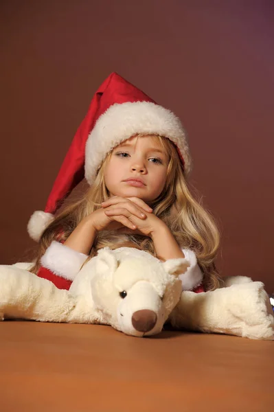 一个美丽的金发碧眼的孩子在圣诞帽子的肖像 — 图库照片