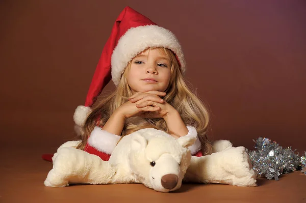 クリスマス帽子の美しい金髪の子供の肖像画 — ストック写真