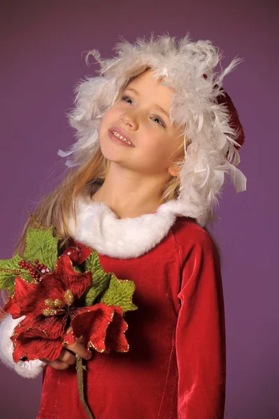 Portrait Une Belle Fille Blonde Dans Chapeau Noël Avec Bouquet — Photo