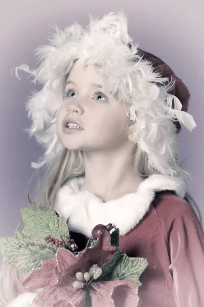 Portret Van Een Mooie Blonde Meisje Een Kerstmuts Met Een — Stockfoto