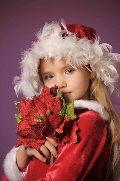 Πορτρέτο Του Μια Όμορφη Ξανθιά Κοπέλα Ένα Χριστουγεννιάτικο Καπέλο Ένα — Φωτογραφία Αρχείου