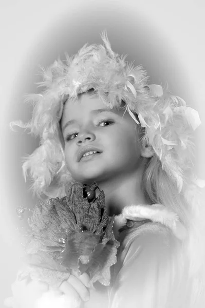 Portrait Une Belle Fille Blonde Dans Chapeau Noël Avec Bouquet — Photo