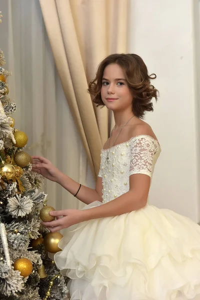 クリスマス ツリーで白いドレスを着た美しい少女 — ストック写真
