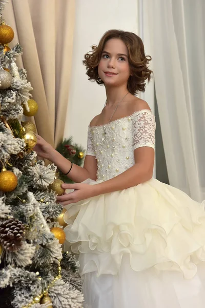 Noel Ağacı Beyaz Elbiseli Güzel Kız — Stok fotoğraf