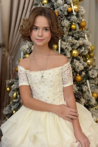 Menina Bonita Vestido Branco Árvore Natal — Fotografia de Stock