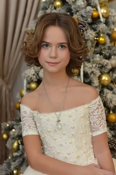 美丽的女孩在圣诞树上的白色礼服 — 图库照片