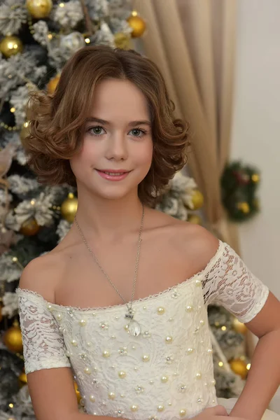 Krásná Dívka Bílých Šatech Vánoční Stromeček — Stock fotografie