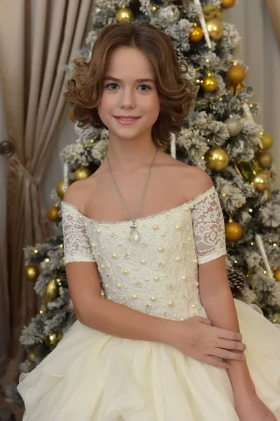 Hermosa Chica Vestido Blanco Árbol Navidad — Foto de Stock