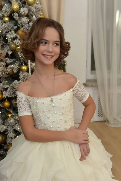 Bella Ragazza Vestito Bianco All Albero Natale — Foto Stock