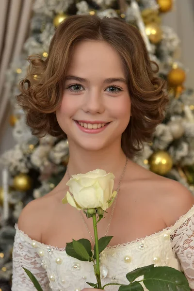 Hermosa Chica Vestido Blanco Con Rosa Blanca Las Manos Navidad — Foto de Stock