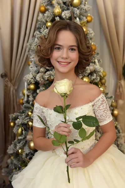 Hermosa Chica Vestido Blanco Con Rosa Blanca Las Manos Navidad — Foto de Stock