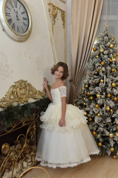 Affascinante Ragazza Abito Bianco Natale — Foto Stock