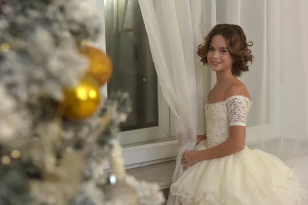 Hermosa Chica Vestido Blanco Ventana Las Manos Navidad — Foto de Stock