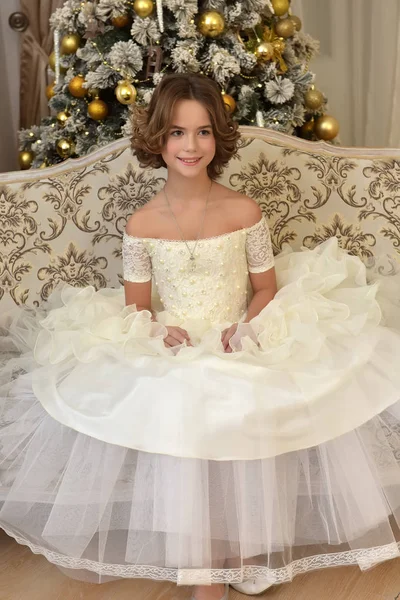 Menina Bonita Vestido Vitoriano Branco Árvore Natal Está Sentado Sofá — Fotografia de Stock