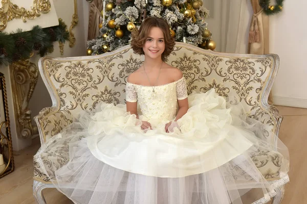 Hermosa Chica Vestido Blanco Victoriano Árbol Navidad Está Sentado Sofá —  Fotos de Stock