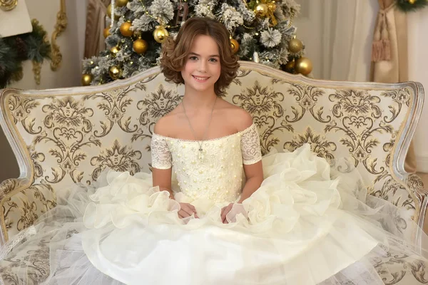 Hermosa Chica Vestido Blanco Victoriano Árbol Navidad Está Sentado Sofá —  Fotos de Stock