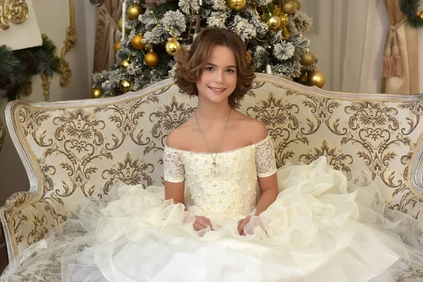 Hermosa Chica Vestido Blanco Victoriano Árbol Navidad Está Sentado Sofá — Foto de Stock