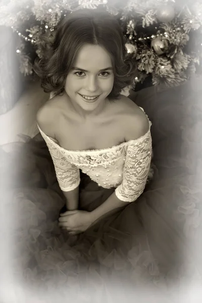 一个美丽的10岁女孩与玫瑰的深褐色肖像 — 图库照片