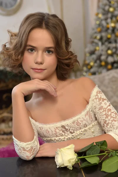 一个美丽的10岁女孩与玫瑰的肖像 — 图库照片