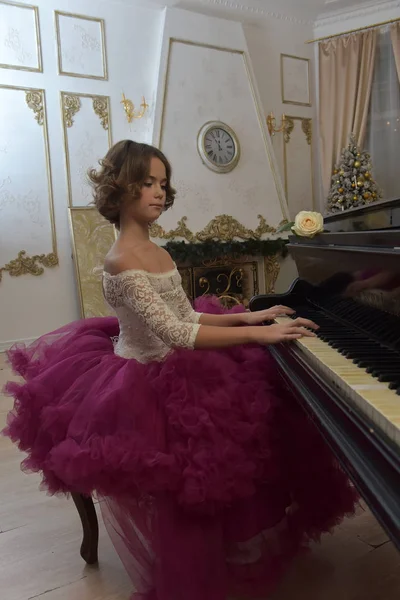 Menina Vestido Roxo Fofo Senta Piano Banquinho Piano Velho — Fotografia de Stock