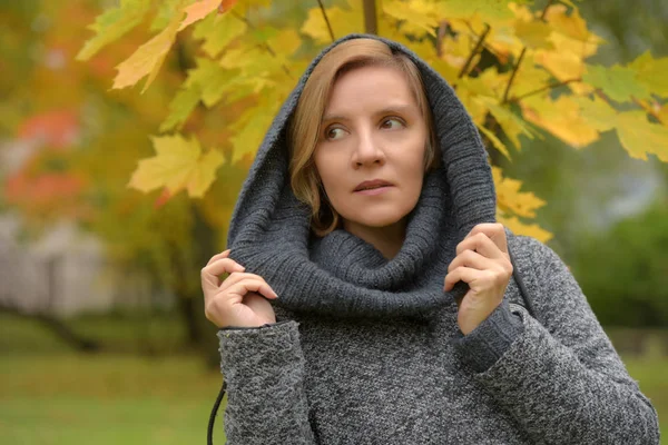 Woman Gray Coat Hood Fall — Stock Photo, Image