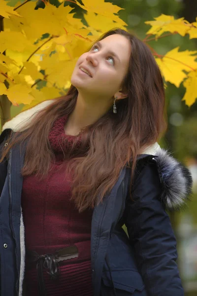 Adolescente Morena Cabelos Longos Com Uma Jaqueta Azul Fundo Outono — Fotografia de Stock