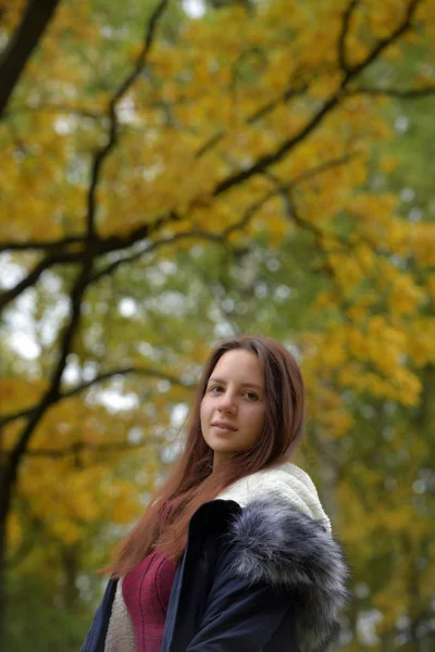 Langhaariger Brünetter Teenager Mit Blauer Jacke Auf Herbstlichem Hintergrund — Stockfoto