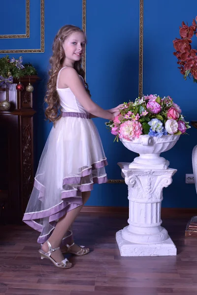 Uma Menina Belo Vestido Lado Vaso Flores — Fotografia de Stock