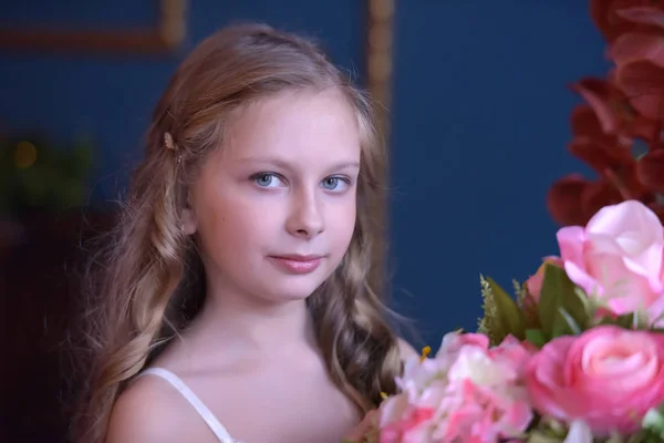 Uma Menina Belo Vestido Lado Vaso Flores — Fotografia de Stock