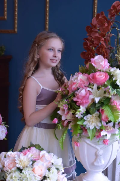 Kenarındaki Çiçek Dolu Vazolar Yanındaki Güzel Elbiseli Bir Kız — Stok fotoğraf