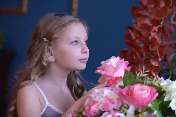 カールとピンクのバラと若いブロンド — ストック写真