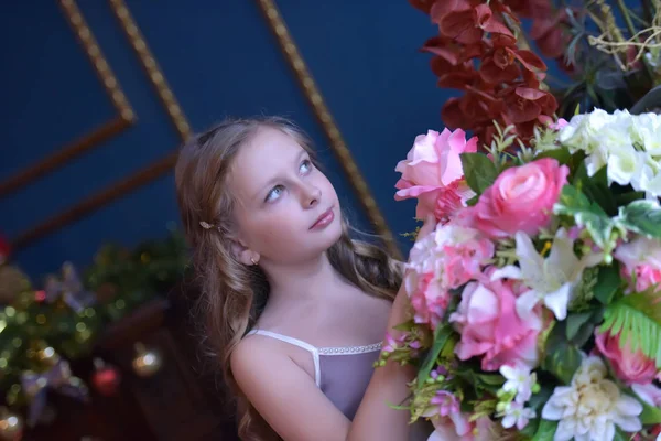 カールとピンクのバラと若いブロンド — ストック写真