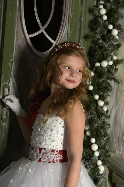 Ragazza Bellissimo Vestito Bianco Festivo Natale — Foto Stock