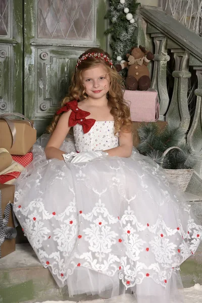 クリスマスで階段に座って白いドレスの女の子 — ストック写真