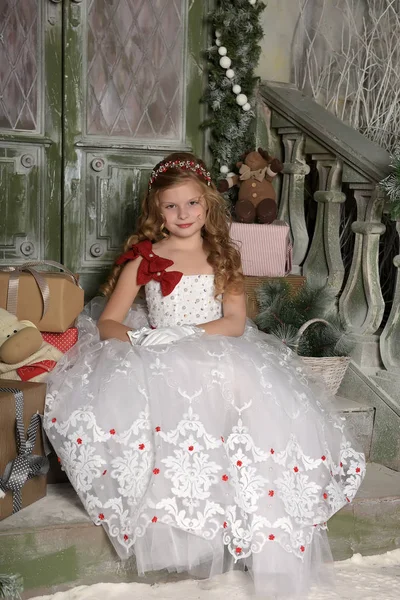 Chica Vestido Blanco Sentado Los Escalones Navidad — Foto de Stock