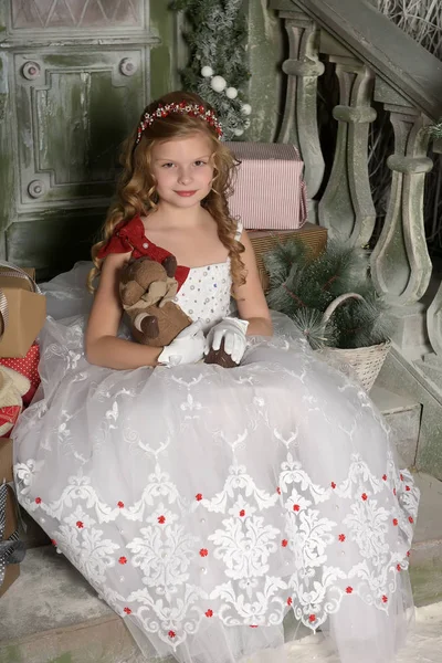 Chica Vestido Blanco Sentado Los Escalones Navidad — Foto de Stock