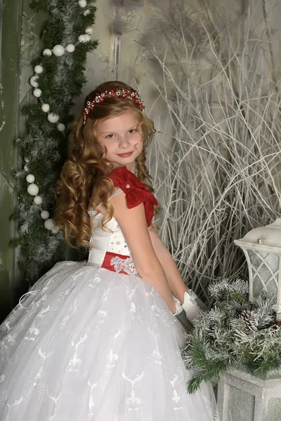 在圣诞节穿漂亮的白色节日礼服的女孩 — 图库照片