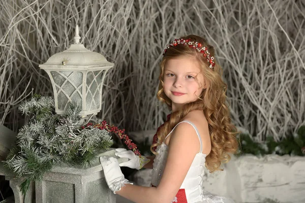 クリスマスの美しいお祝いドレスの女の子 — ストック写真