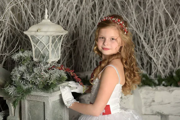 Ragazza Bellissimo Vestito Bianco Festivo Natale — Foto Stock