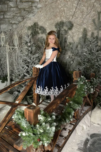 Schöne Blonde Kind Mit Locken Einem Blauen Kleid — Stockfoto