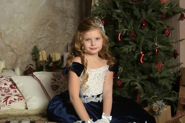 Fille Dans Une Belle Robe Velours Bleu Siège Noël — Photo