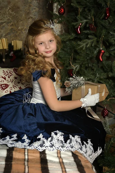 Fille Dans Une Belle Robe Velours Bleu Siège Noël — Photo