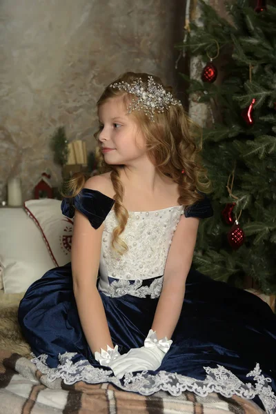 Fille Dans Une Belle Robe Velours Bleu Siège Noël — Photo