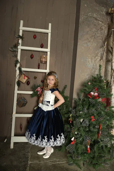 青いドレスのカールと美しい金髪の子 — ストック写真